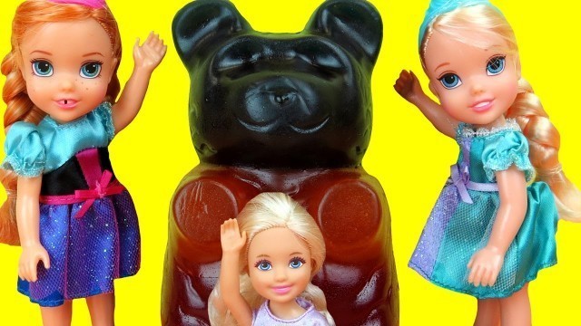 'GIANT Gummy bear ! Candy store - Elsa & Anna toddlers - Barbie got a Gift - Playing'