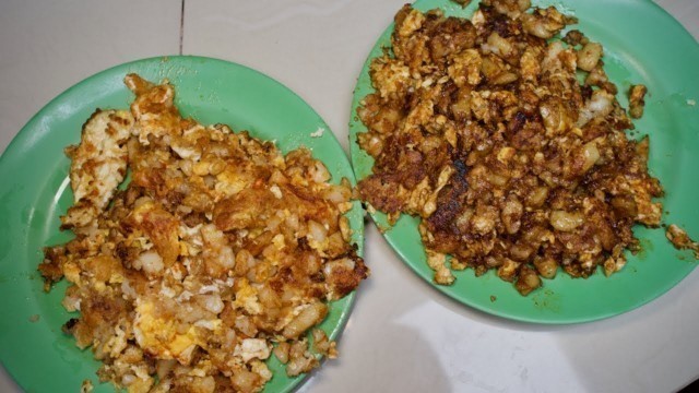 'How FRIED CARROT CAKE (菜头粿) is cooked! (Singapore street food)'