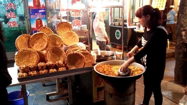 'Xi\'an in China, bustling Hui muslim food market'