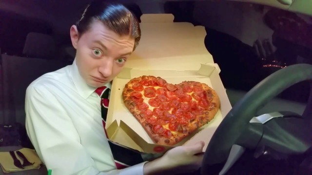 'Pizza Hut Heart-Shaped Valentine\'s Day Pizza - Food Review'