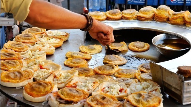 'Pakistani Street Food - FAMOUS EGG BURGERS Karachi Pakistan'