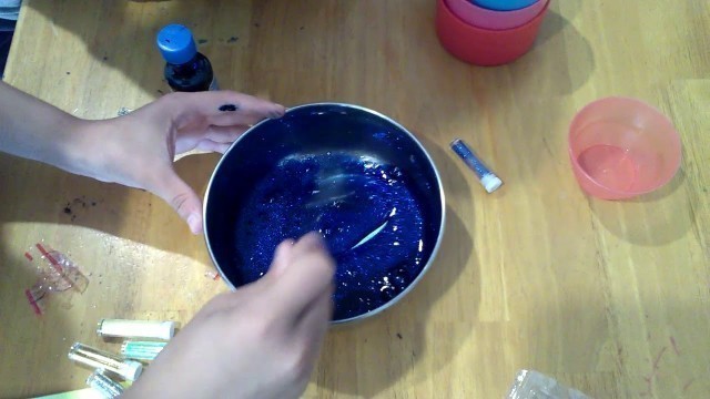 'How to make slime!!! Making blue slime. Clear glue, water,food colouring, Seline solution,bakingsoda'