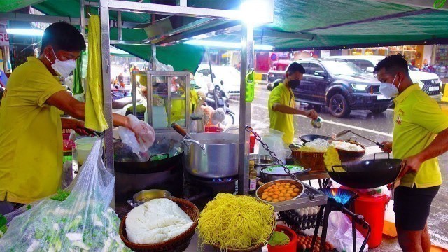 'Cooking in the Rain! 30 Years! From Father to Son making The Best Mie Cha (Khmer Stir-Fried Noodles)'