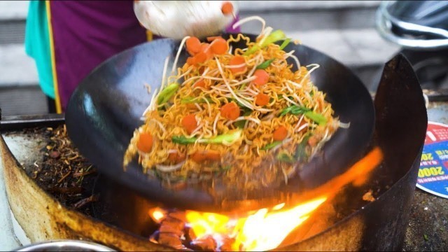 'Chinese Street Food -Fried noodles with egg at night market, USD 1.5 per serving #shorts'