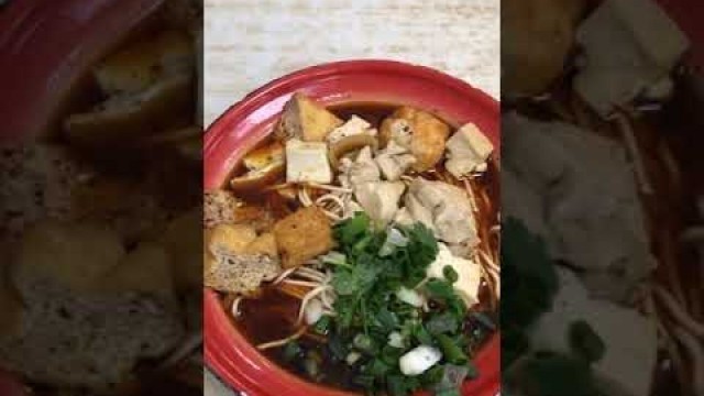 'Famous Chinese street food - Yummy Wuhan tofu noodles 武汉豆腐面 #Shorts'