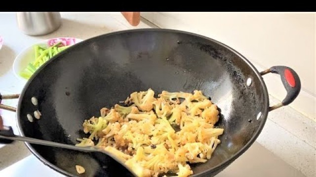 'Chinese Food-Wuhan 57 day,Dad cooked rice noodles with garlic and savory rice.'