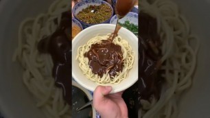 'Famous Wuhan street food - Hot noodles with sesame paste 武汉热干面 #Shorts'