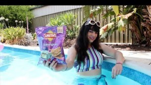 'RUNNING ON EMPTY FOOD REVIEW - AUSTRALIAN EDITION : Smiths Lamington Chips (ASMR, MUKBANG)'