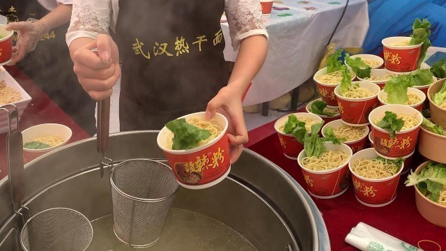 'Wuhan Hot Dry Noodles / 武汉热干面 - Chinese Street Food'