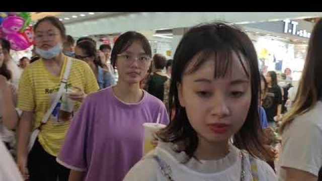 'Extremely crowded evening food market in China'