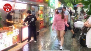 '暴雨，武漢，美食街，美女，美味。Heavy rain, Wuhan, food street, beauties, delicious.'