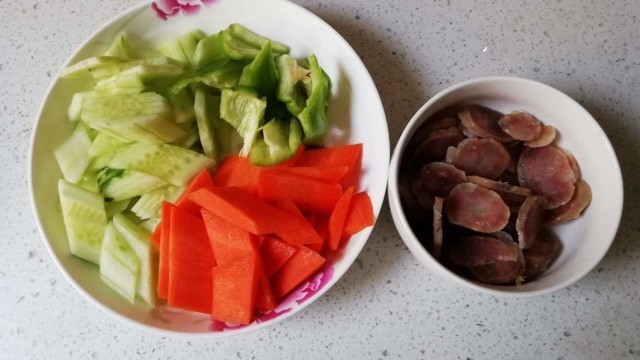 'Chinese Food-Wuhan 51 day,Radish and Celery with Sausage, Mom Makes Money with Home Sewing Machine!'