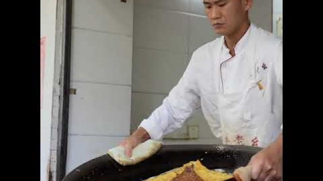 'Best Chinese Street Food in Wuhan: 1 Hour Wait! #Shorts'