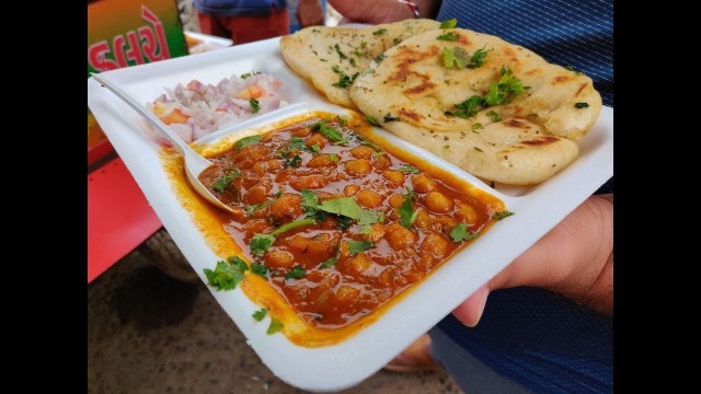 'Yummy Roadside Chole Kulche for 30Rs | Bajrang Chole Kulche | Indian Street Food'