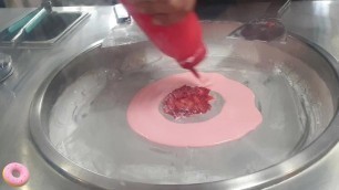 '차이나타운 철판아이스크림 딸기맛(Korea street food - China town :Iron plate strawberry ice cream)'