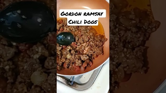 'Gordon Ramsay Chili Dogs #shorts #hotdogs #foodie #GordonRamsay'