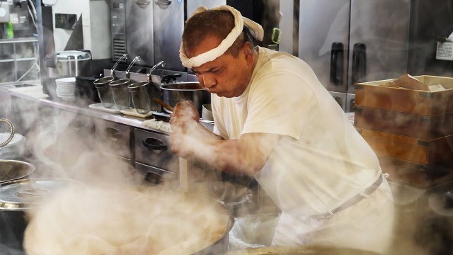 'Powerful Ramen Master - Japanese Street Food - Giant Meat ラーメン 王道家 柏 家系 チャーシュー'