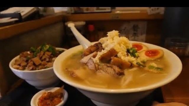 'lots of meat and garlic!  Japanese garlic ramen - Japanese street food'