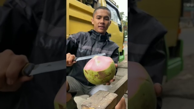 'Kelapa hijau tapi dalem nya warna pink #food #food #shorts #viral'