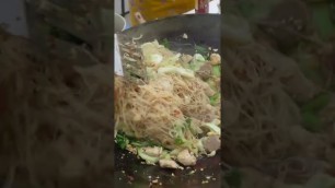 'Cooking Indonesian Bihun Goreng #shorts'