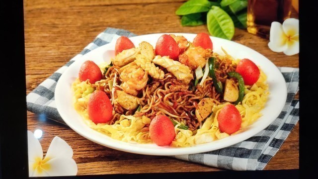 'bihun goreng ,mie goreng,tahu cabe garam,kailan bawang putih dimasak dengan teknik Chinese food'