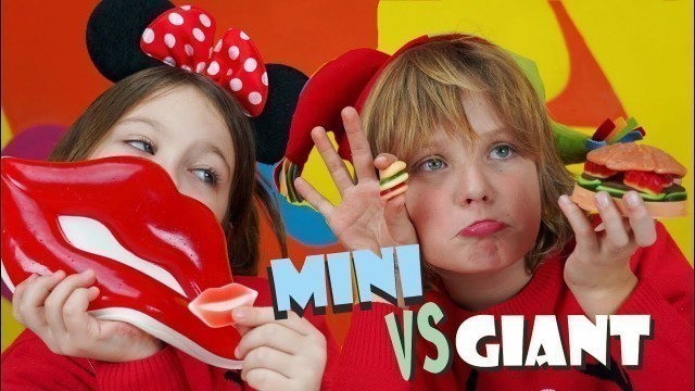 'GIANT FOOD VS TINY FOOD (MINI) - GUMMY FOOD CHALLENGE - Cibo Gigante Vs Piccolo - Canale Nikita'