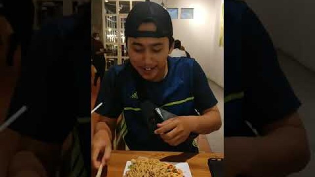 'mixed fried noodles vs noodles modern food'