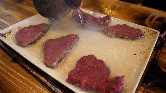 '300도 버터를 부어 굽는, 솔트배 기버터 스테이크 / amazing steak boiled in 300 degree butter - korean street food'