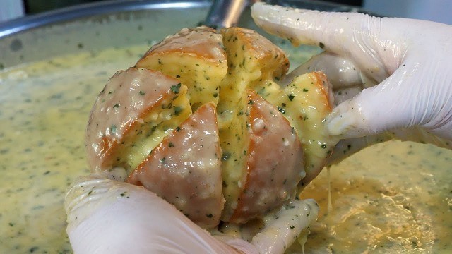 '줄서서 먹는 육쪽마늘빵 - 강릉중앙시장 / garlic bread popular in the market - korean street food'