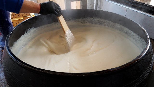 '가마솥 전통방식 그대로! 고소한 손두부 전골 / tofu made in the traditional way, bean curd - korean street food'