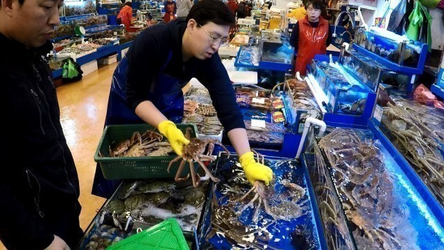 'Great Cutting Skills. Sashimi, Giant Crabs, Seafood. Noryangjin Market, Seoul. Korea Street Food'