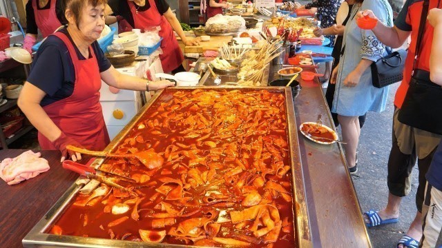 '기장시장 떡볶이 달인! 빨갛고 찐한양념, 쫄깃한 떡 - 김가네분식 / Popular snacks in the Korean market - Korean street food'