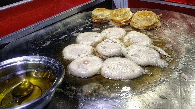 'Angry burger egg beating for daal anda kabab | Karachi Street Food Bun Kabab'