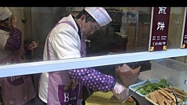 'Chinese Street Food  (China Fast Food)  Jian Bing In Chengdu China  煎饼果子'