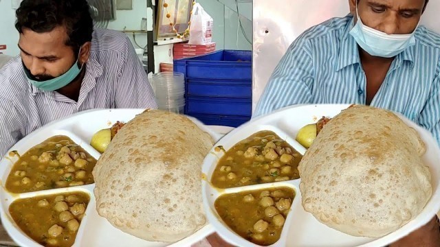 'Chole Bhature 100 Rs Plate ( 2 Piece ) | Kolkata Bara Bazar Street Food'