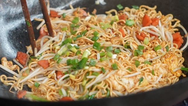 'Chinese street food-fried noodles at night market, egg-filled cakes, suckling pig feet!59#'