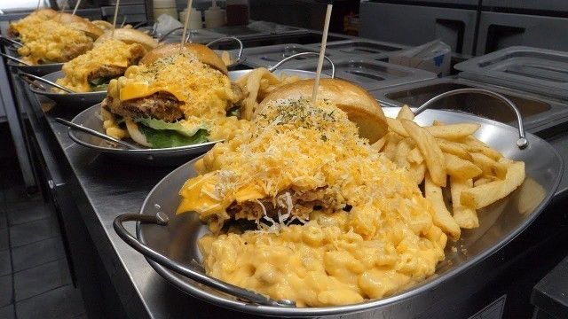 '치즈폭탄! 꾸덕한 맥앤치즈버거 / cheese bomb! mac and cheese burger - korean street food'