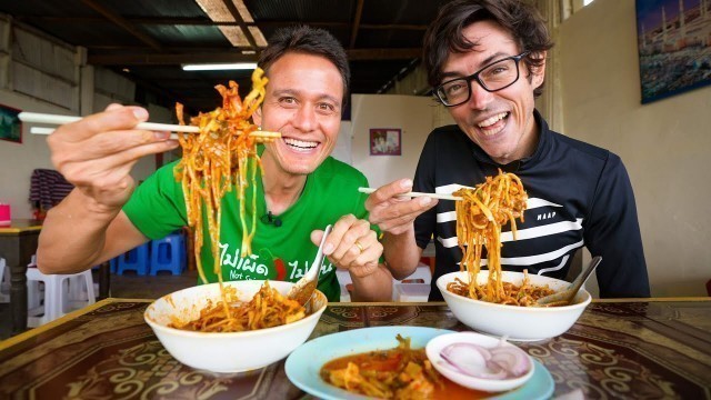 'Thai Street Food BEEF KHAO SOI CURRY! Amazing Hidden Gem in Chiang Mai (ข้าวซอยลุงสุรินทร์)!'